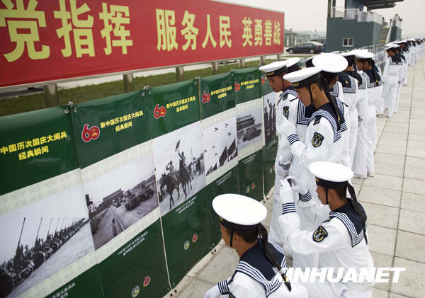 9月24日,閱兵村中的水兵方隊士兵在參觀閱兵圖片展。