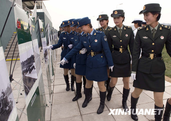 9月24日,閱兵村中的女兵在參觀閱兵圖片展。