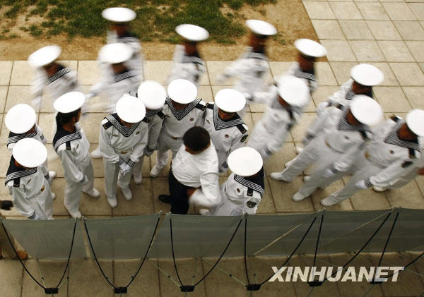 9月24日,閱兵村中的水兵方陣官兵觀看展覽照片。