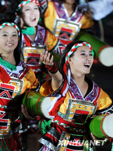 10月1日,首都各界慶祝中華人民共和國成立60周年聯歡晚會在北京天安門廣場舉行。這是演員進行聯歡表演《和諧中國》。 新華社記者李尕攝