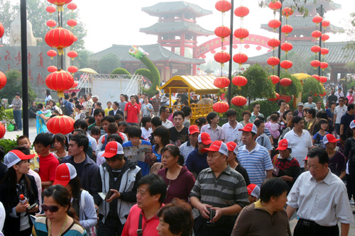 10月2日,眾多游客在河南省開封市清明上河園參觀。 國慶節長假第二天,河南省開封市各公園景點里的游客絡繹不絕,豐富多彩的民俗表演讓游客大飽眼福。 新華社發(李俊生 攝)