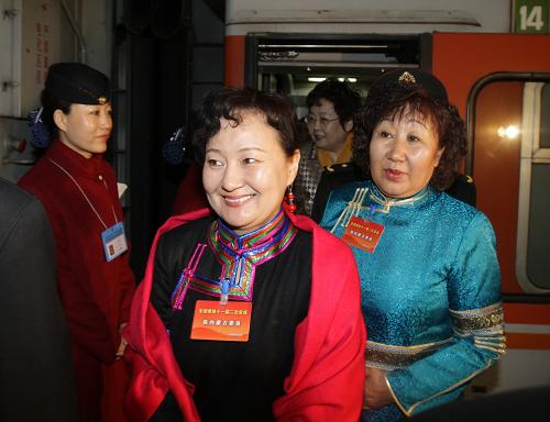 3月1日,來自內蒙古自治區的全國政協委員杜梅(左)和莎娜(右)走下火車。當日,來自內蒙古自治區的全國政協委員抵達北京西站。新華社記者 邢廣利 攝