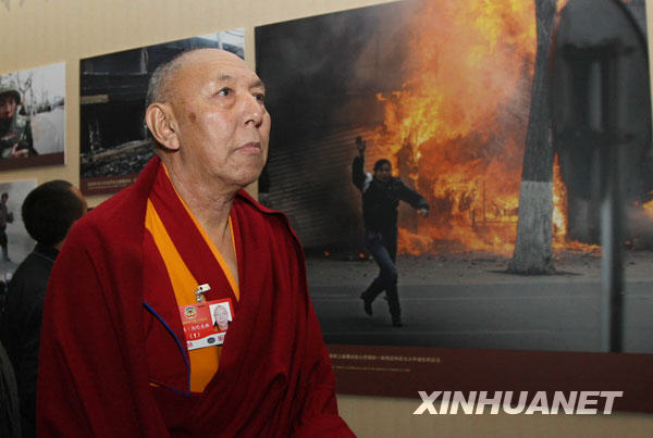 3月11日,出席全國政協十一屆二次會議的部分全國政協委員來到北京民族文化宮參觀西藏民主改革50年展覽。這是來自西藏的全國政協委員宗洛·向巴克珠在觀看展覽。