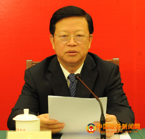 《人民政協重要文獻選編》出版座談會14日在京舉行。全國政協副主席兼秘書長錢運錄主持會議。 張海霞 攝