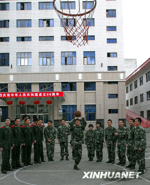 10月3日，一名武警戰士在表演單腿投籃。