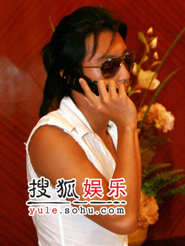 謝霆鋒飛抵廈門擺酷猛藏婚戒 新婚太太張柏芝未現身玩神秘